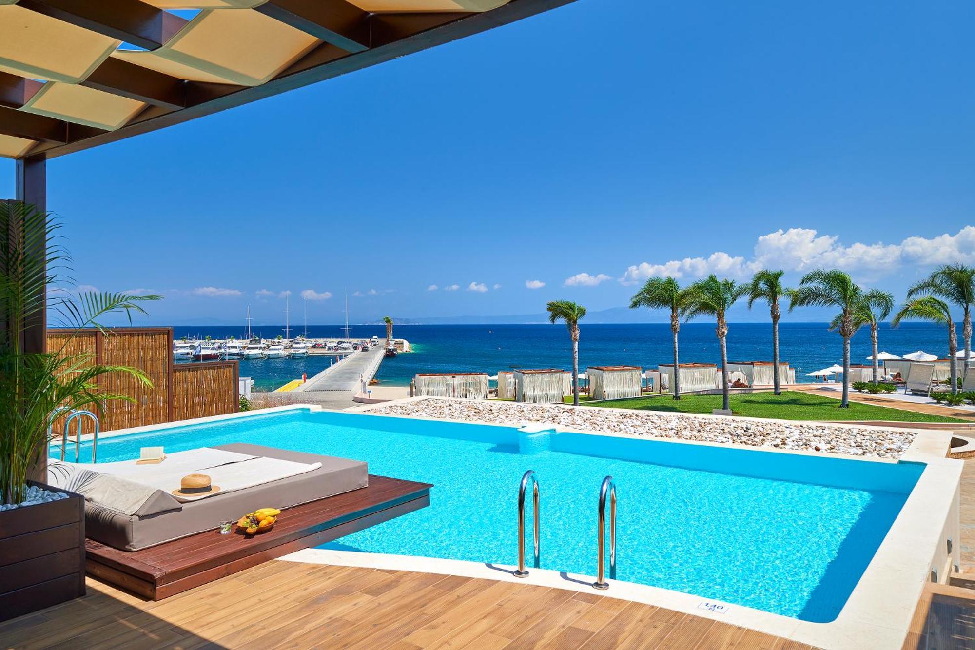 ミラッジオ サーマル スパ リゾート パリウリ エクステリア 写真 The swimming pool at the hotel