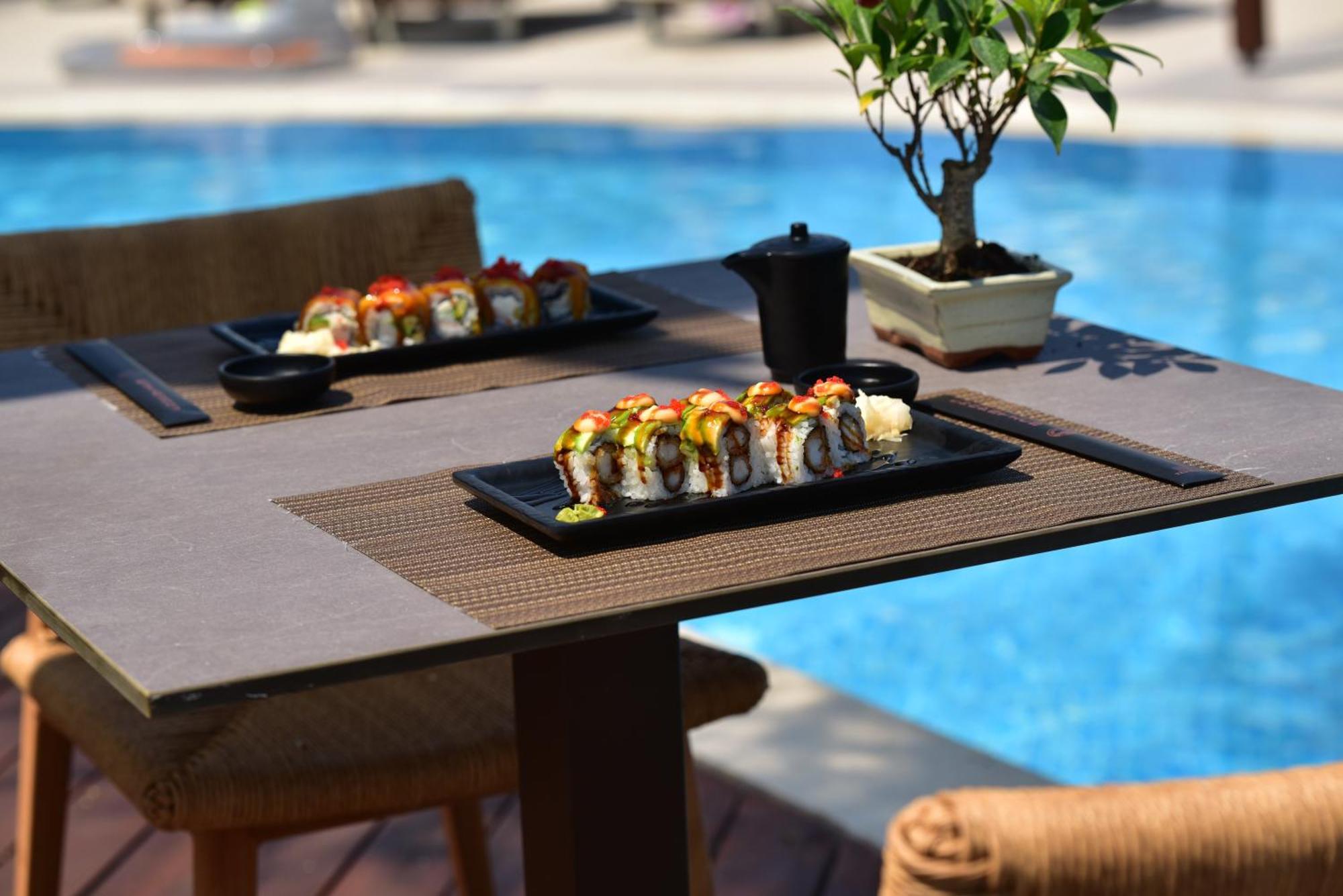 ミラッジオ サーマル スパ リゾート パリウリ エクステリア 写真 Sushi at the pool