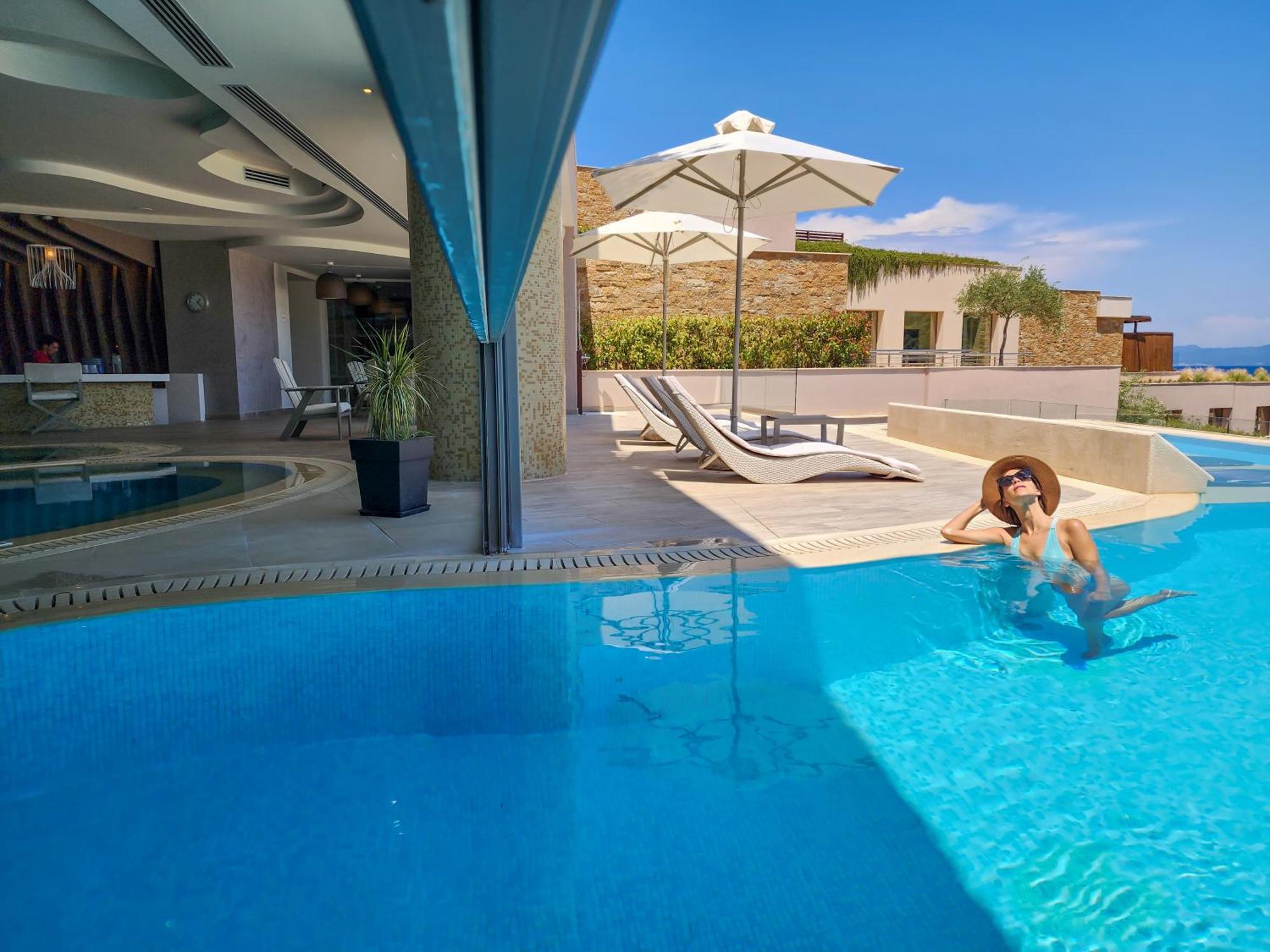 ミラッジオ サーマル スパ リゾート パリウリ エクステリア 写真 A pool at a luxury hotel
