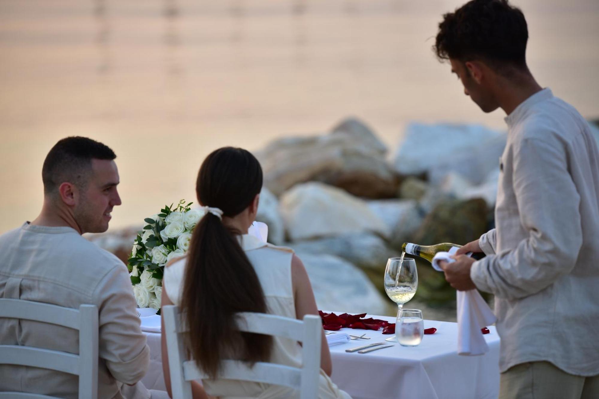 ミラッジオ サーマル スパ リゾート パリウリ エクステリア 写真 A waiter serving wine