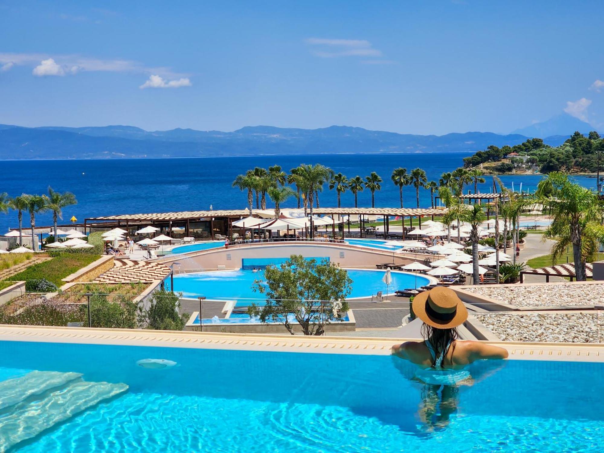 ミラッジオ サーマル スパ リゾート パリウリ エクステリア 写真 The resort's main pool