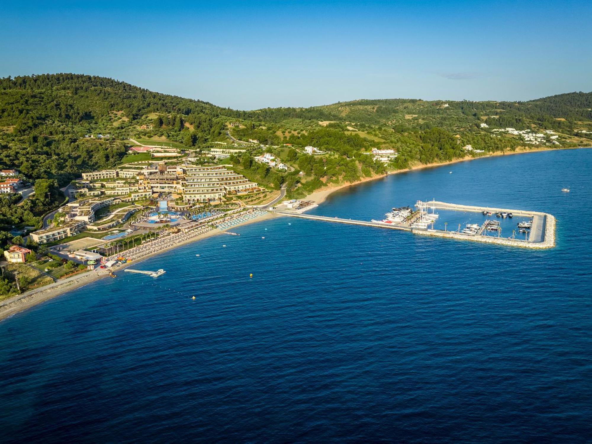ミラッジオ サーマル スパ リゾート パリウリ エクステリア 写真 Aerial view of the port of Agia Marina