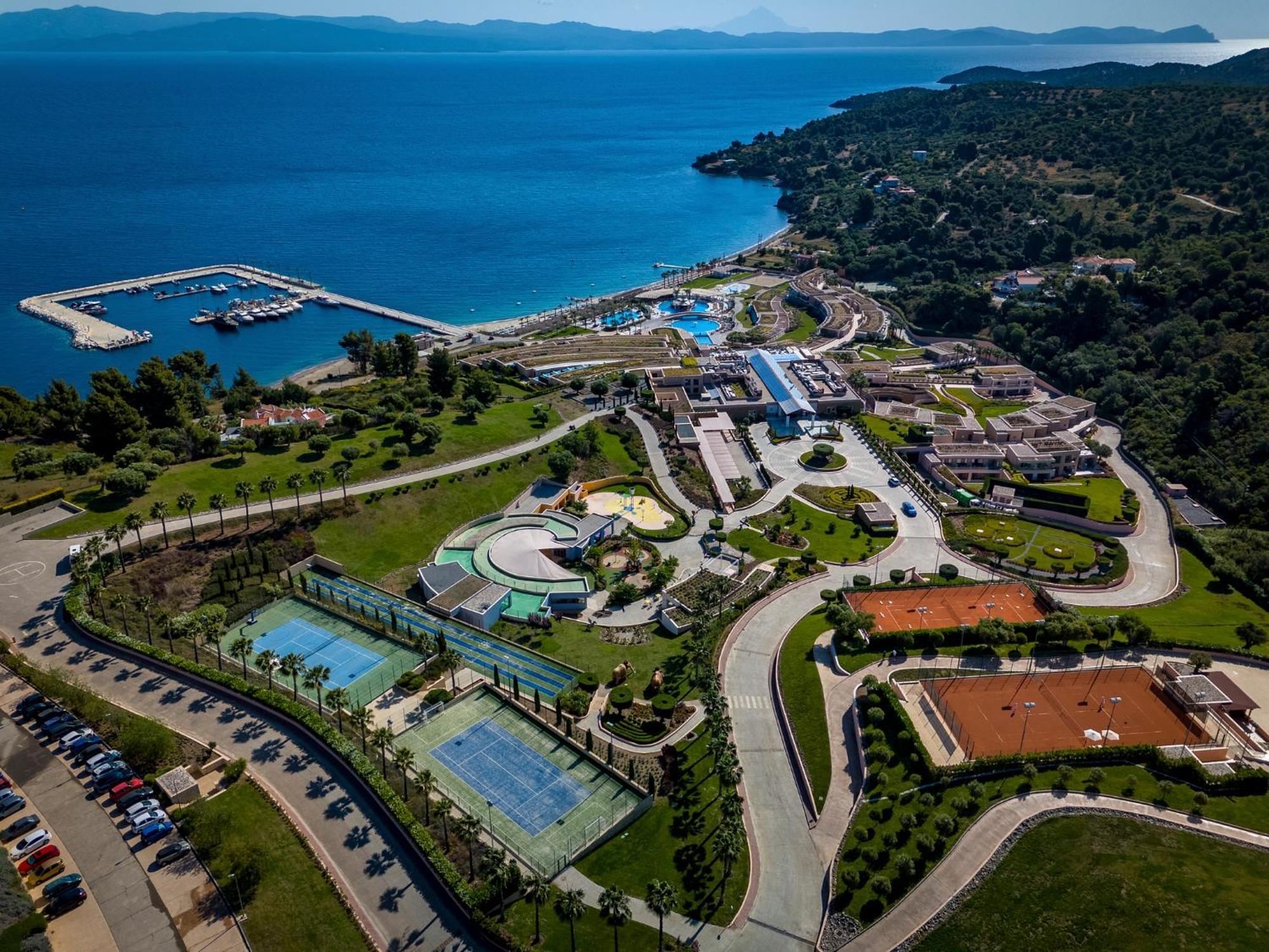 ミラッジオ サーマル スパ リゾート パリウリ エクステリア 写真 Aerial view of the resort