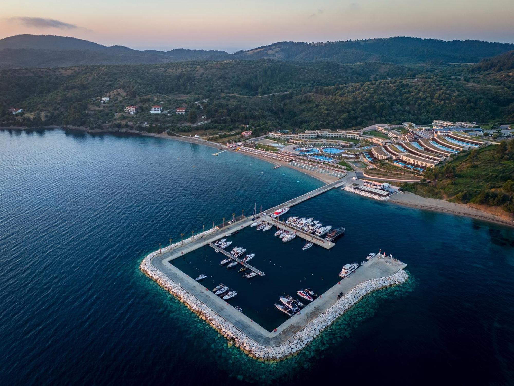 ミラッジオ サーマル スパ リゾート パリウリ エクステリア 写真 Aerial view of the port